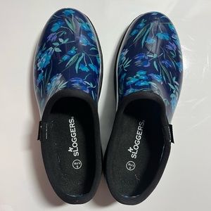 Blue floral Soggers clogs shoes.  Size 9 women’s.  Excellent used condition.